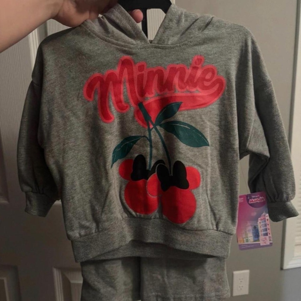12 month Minnie Mouse lounge set. Never worn. Tags still attached
